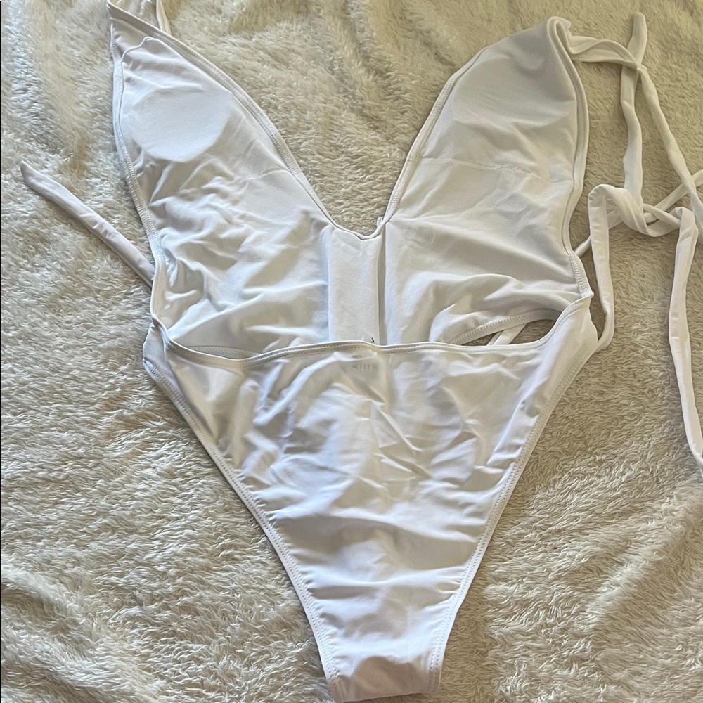 Elegant White One-Piece Swimsuit - Picture 4 of 5